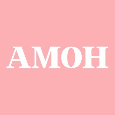 Logo Amoh. Letras blancas sobre fondo rosa