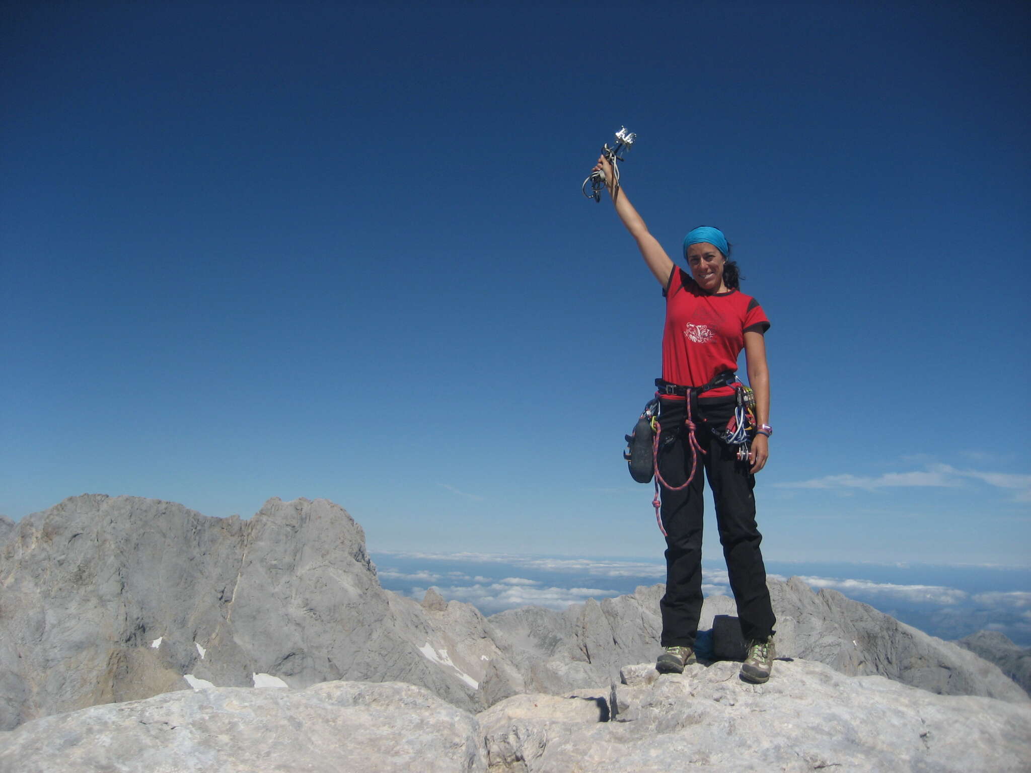 Lara Magdaleno, en la cima de una montaña con unos crampones en alto