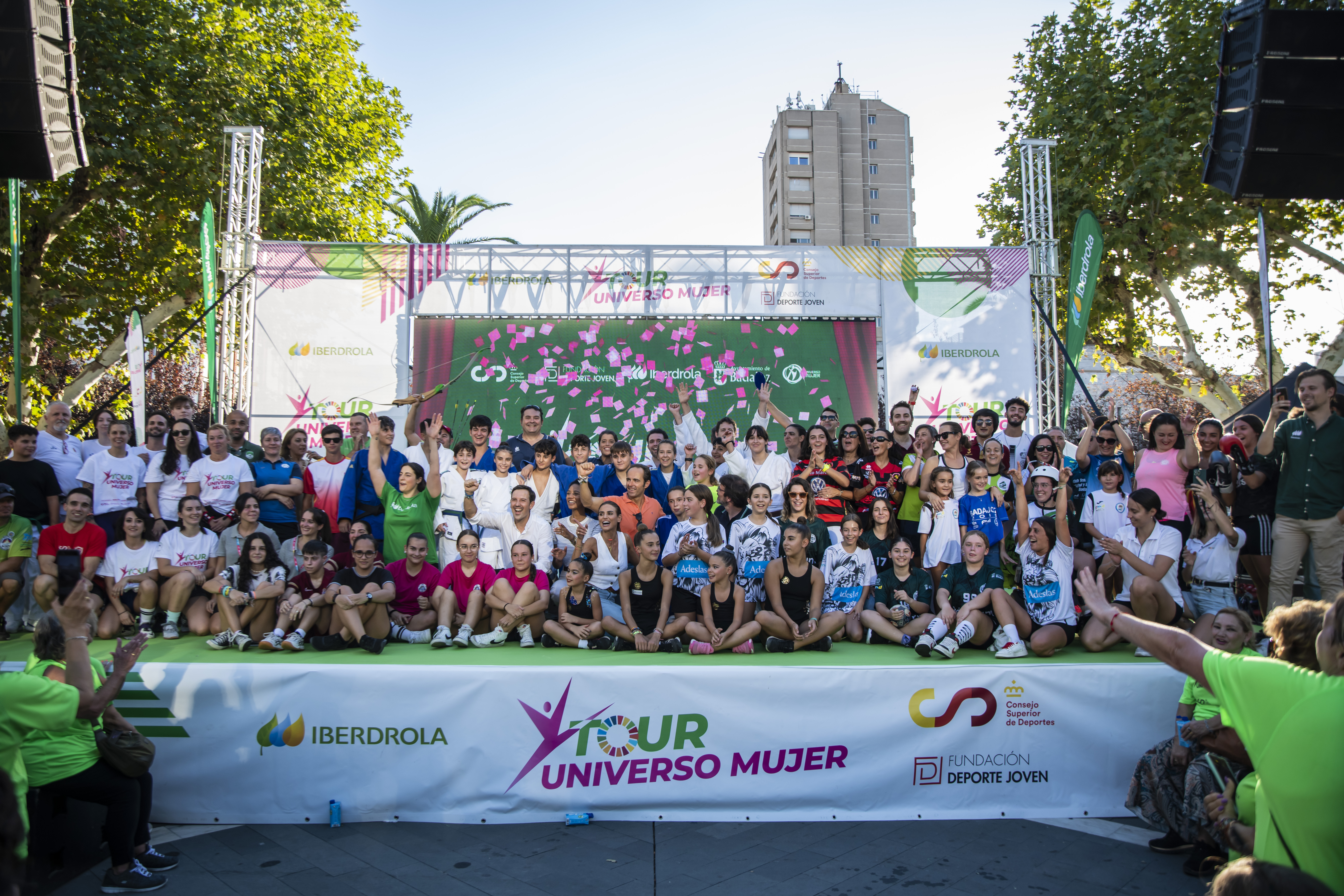 El Tour Universo Mujer celebrado en esta ocasión en Badajoz, arranca con su foto inicial de grupo en la que aparecen los voluntarios de las más de 32 federaciones participantes.