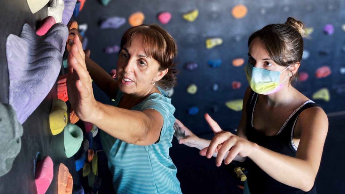 Marina Expósito, con una entrenadora, en una clase de escalada de rocódromo