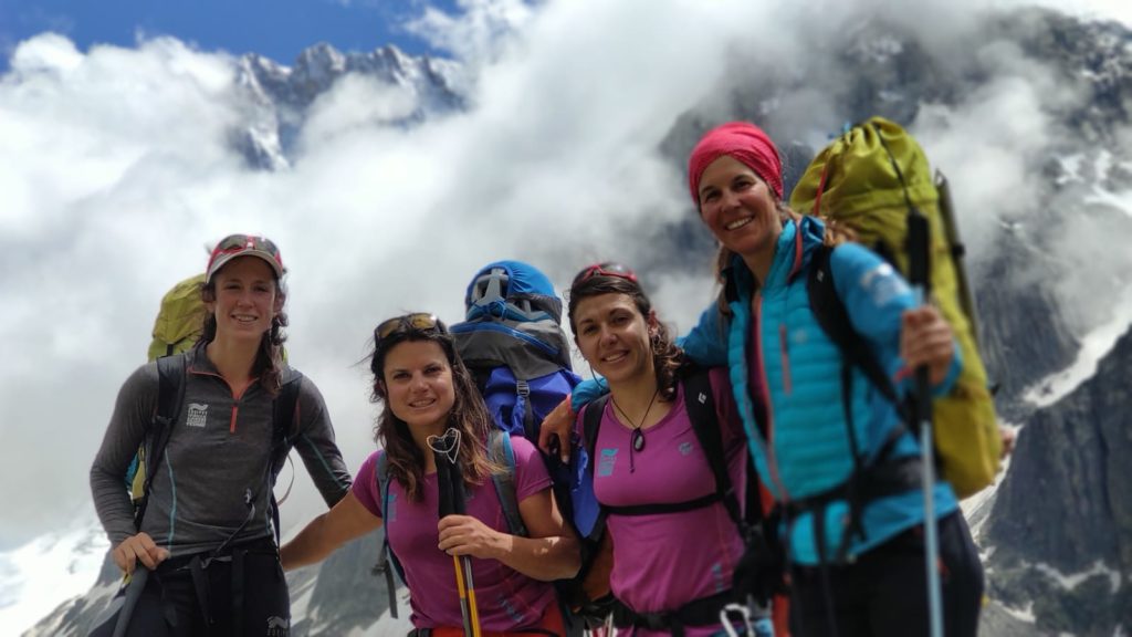 Grupo de mujeres montañeras sonrientes
