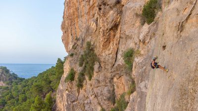 Mujer escalando en una pared de roca