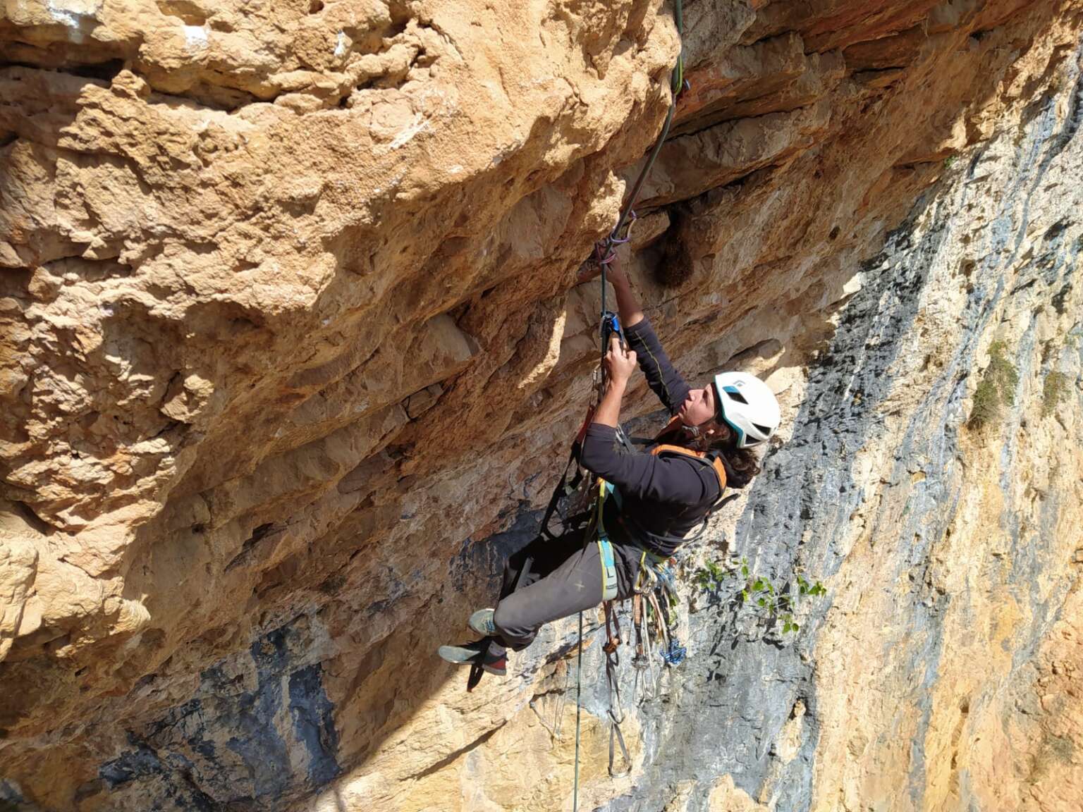 Ruth Fornós escalando en pared de roca con cierto extraplomo.