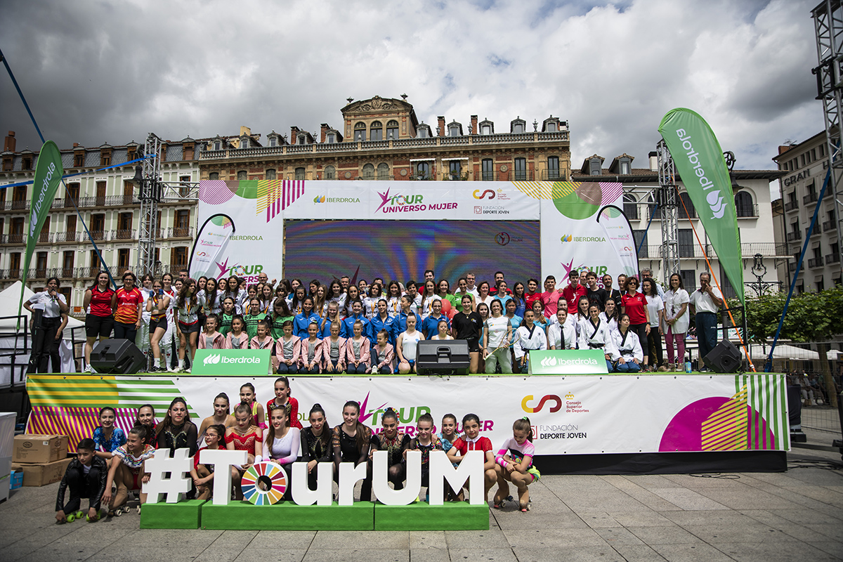 Todos los representantes de las diferentes federaciones deportivas que participaron en el Tour Universo mujer.