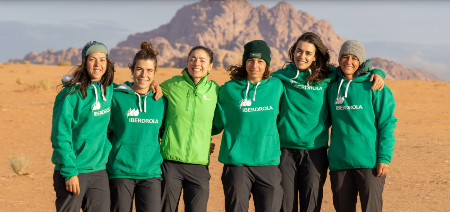 El Equipo Femenino de Alpinismo posa en grupo. De fondo las paredes de arenisca de la Península Arábica.