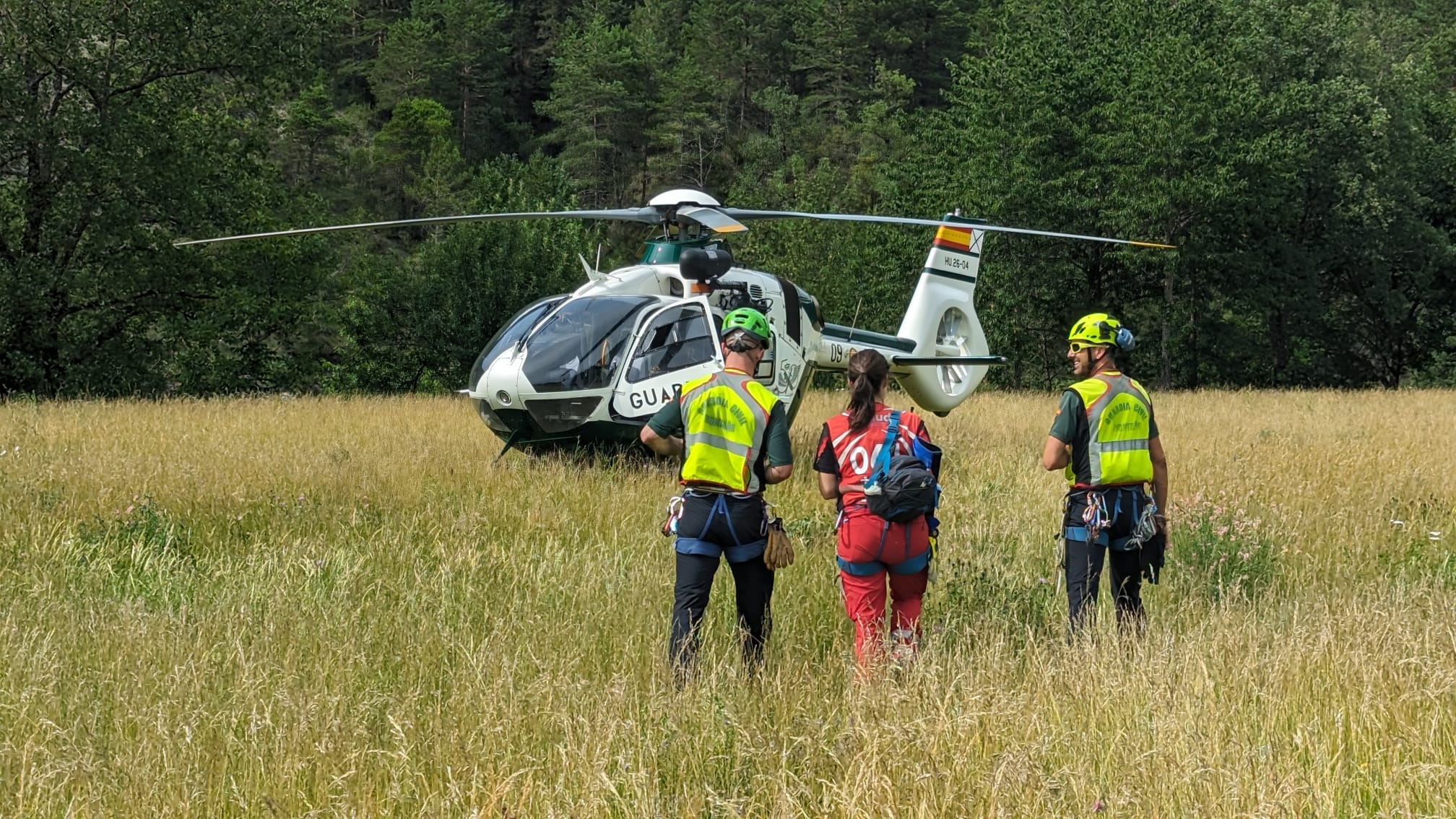 Nuria con dos especialistas del GREIM vuelven al helicóptero tras un rescate.