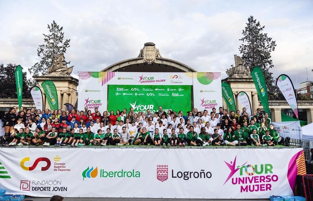 Foto de grupo de las 23 federaciones deportivas participantes en la cuarta edición del tour universo mujer.