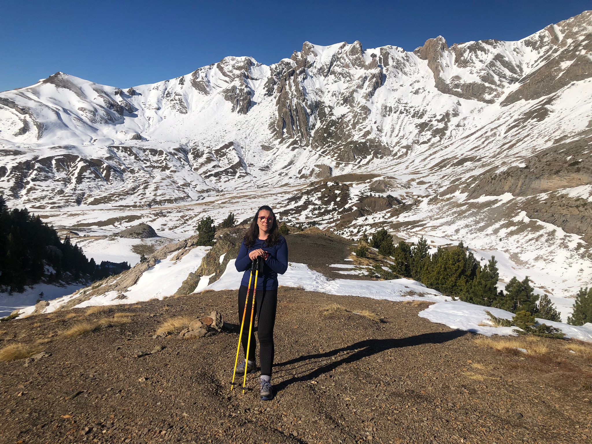 Celia se encuentra haciendo senderismo en la cabecera del valle de Tena, sobre Sallent de Gállego (Huesca). Al fondo la Peña Foratata cubierta de nieve.