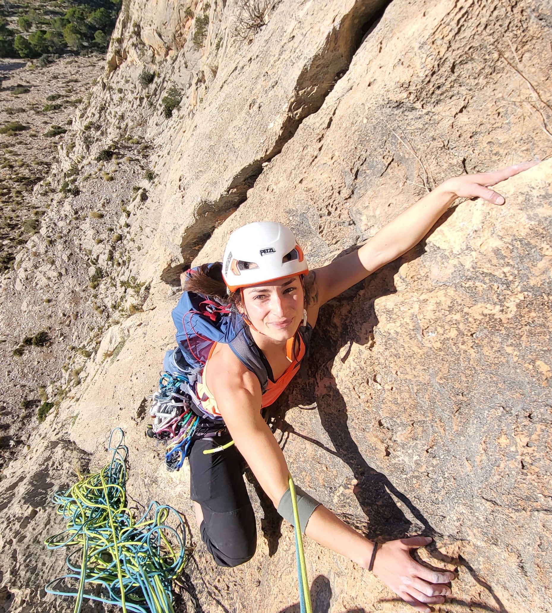 Marta Pérez escalando el primer largo de la vía “You were younger” en el Puig Campana (Alicante)