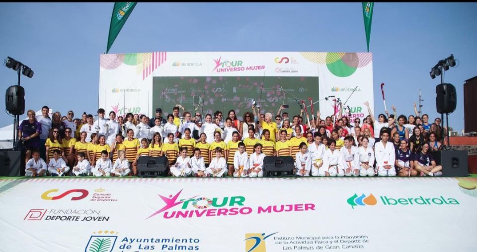 Foto grupo "Tour Universo Mujer 2024" en la ciudad de Tenerife.